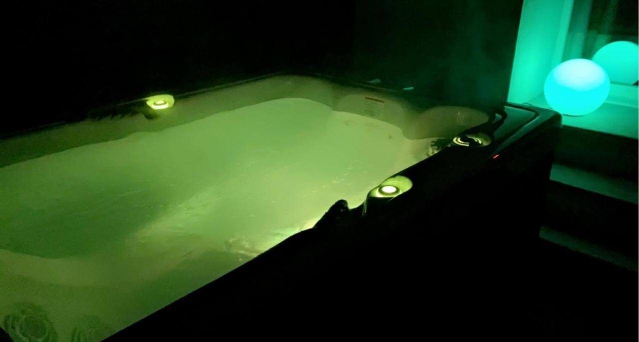La Suite De Charme Du Mas De La Fontaine De Jonquier Avec Spa Privatif Seguret Luaran gambar