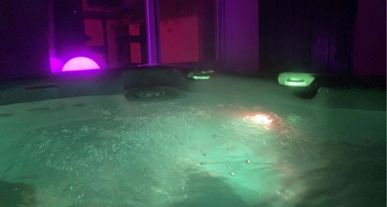 La Suite De Charme Du Mas De La Fontaine De Jonquier Avec Spa Privatif Seguret Luaran gambar