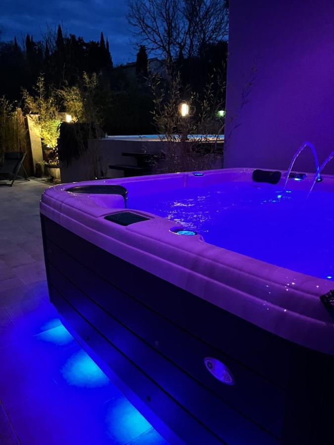 La Suite De Charme Du Mas De La Fontaine De Jonquier Avec Spa Privatif Seguret Luaran gambar