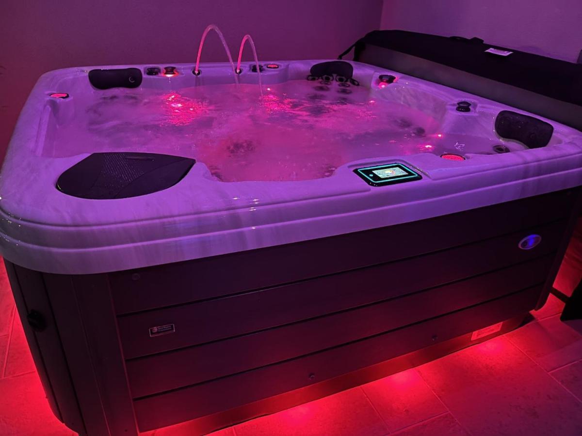 La Suite De Charme Du Mas De La Fontaine De Jonquier Avec Spa Privatif Seguret Luaran gambar
