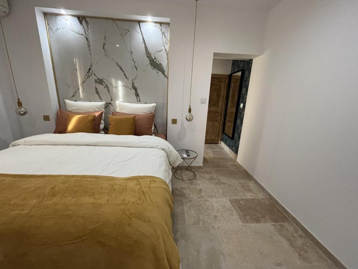 La Suite De Charme Du Mas De La Fontaine De Jonquier Avec Spa Privatif Seguret Luaran gambar