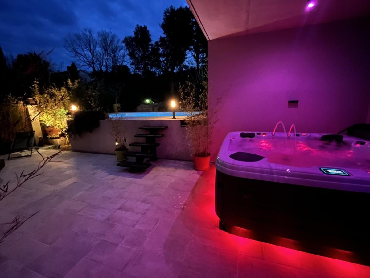 La Suite De Charme Du Mas De La Fontaine De Jonquier Avec Spa Privatif Seguret Luaran gambar