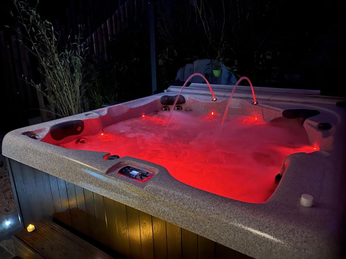 La Suite De Charme Du Mas De La Fontaine De Jonquier Avec Spa Privatif Seguret Luaran gambar